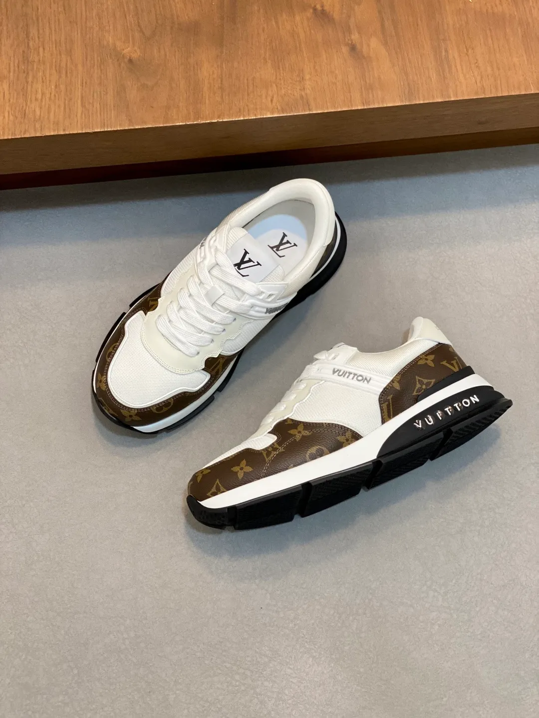 💰800 Lujia new color matching men's 🧍‍♂️trainer sneakers, this LV Trainer sneaker is made of soft grained calfskin and presents pure tones. The brand was born in 1854. The designer's handwritten brand logo is embellished on one side. Virgil Abloh designed it himself. It is a very commemorative sneaker. Brand new LV Louis Vuitton louis vuitton trainer sneaker low casual sports culture versatile basketball shoes Size: 39-44 (38, 45, 46 customized)